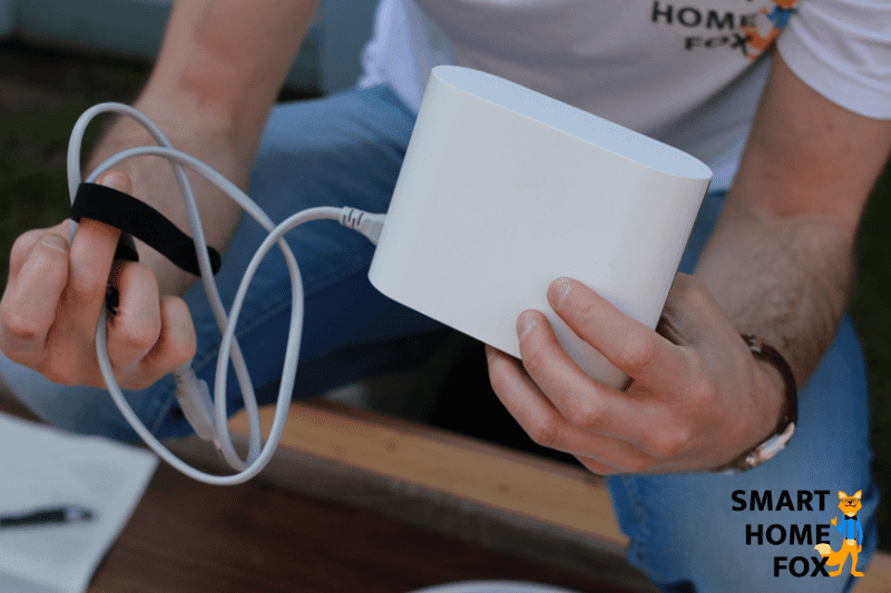 Вид крупным планом на заднюю сторону зарядной станции Roborock S7.